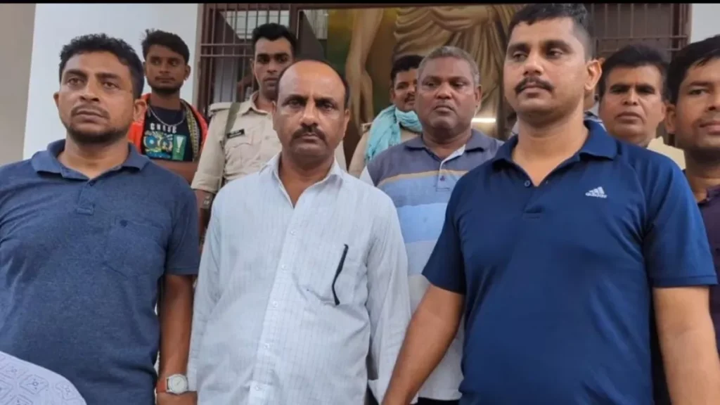 अब बिहार के इस जिले में निगरानी के हत्थे चढ़ा घूसखोर प्रखंड शिक्षा पदाधिकारी, 100000 रुपये रिश्वत लेते गिरफ्तार 1 27 08 2025 ara bribe 24027083