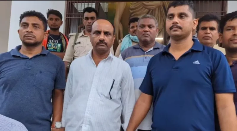 अब बिहार के इस जिले में निगरानी के हत्थे चढ़ा घूसखोर प्रखंड शिक्षा पदाधिकारी, 100000 रुपये रिश्वत लेते गिरफ्तार 1 27 08 2025 ara bribe 24027083