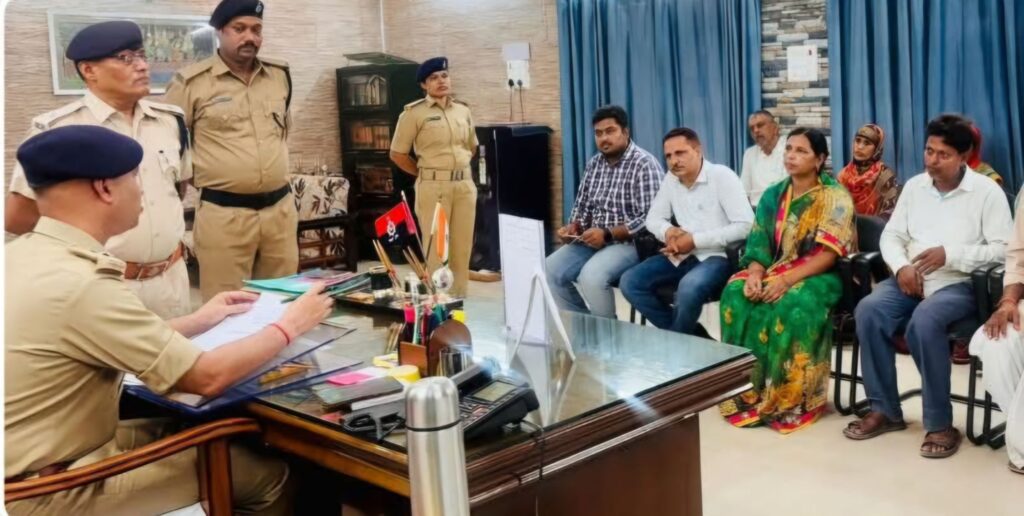 समस्तीपुर SP के जनता दरबार में पहुंचे 17 फरियादी, समस्या के त्वरित समाधान के लिए दिये गये निर्देश 1 FB IMG 1754152912269