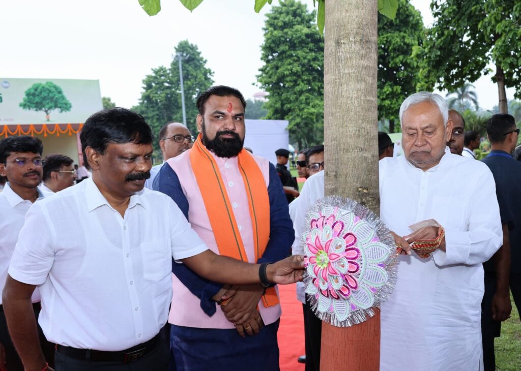 CM नीतीश ने रक्षा बंधन एवं 'बिहार वृक्ष सुरक्षा दिवस' पर बांधा रक्षा सूत्र, पर्यावरण संरक्षण के लिए अनोखा जागरूकता अभियान 1 FB IMG 1754725505226