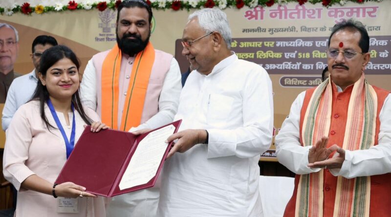 सीएम नीतीश ने 5353 अभ्यर्थियों को बांटे अनुकंपा नियुक्ति पत्र, बोले- नौकरी नहीं सेवा का मौका 1 FB IMG 1755601561737