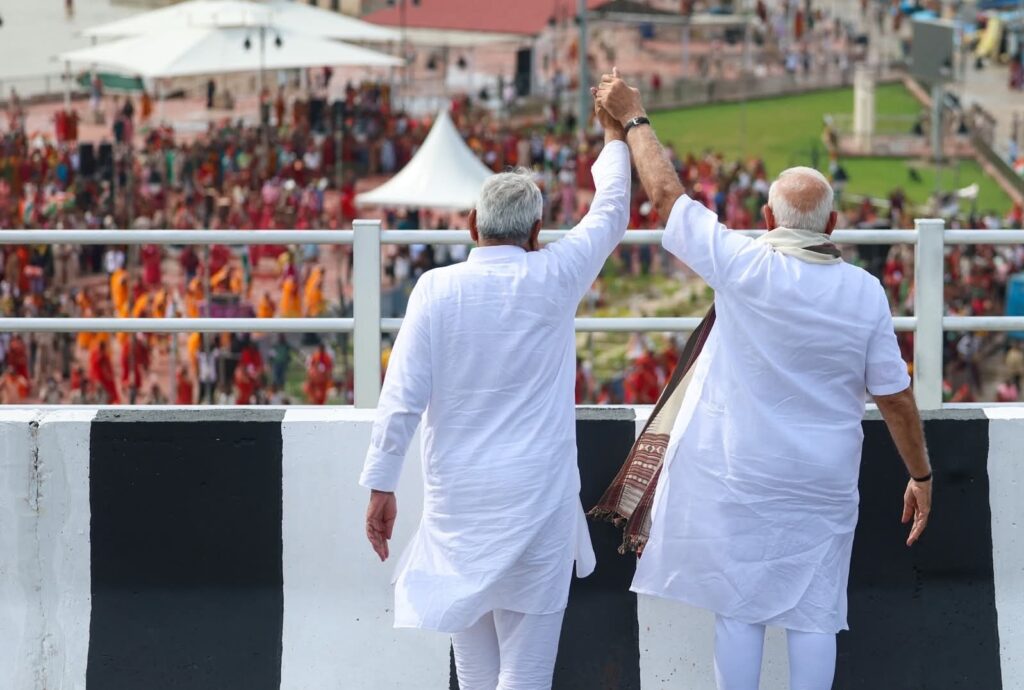हाथों में तिरंगा, सामा चकेवा गीत पर डांस; पीएम मोदी सिमरिया में छठ और देशप्रेम की छटा देख झूम उठे 1 FB IMG 1755874665434