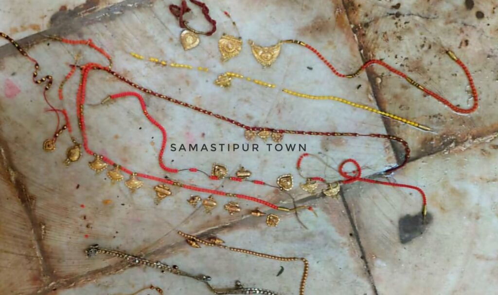विद्यापतिधाम मंदिर में ज्वेलरी झपटकर भाग रही महिला को लोगों ने रंगेहाथ पकड़ा, आभुषण बरामद 1 IMG 20250804 WA0087
