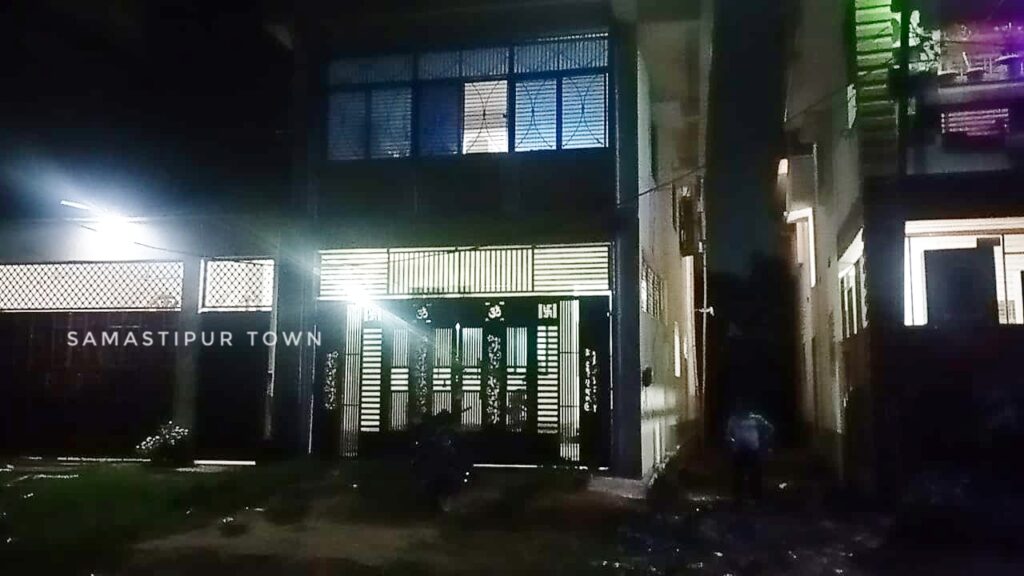 रोसड़ा में टैक्स कंसल्टेंट के कार्यालय में Income Tax Department की दबिश, रात से ही छापेमारी अब तक जारी, कई दस्तावेज जब्त 1 IMG 20250805 WA0175