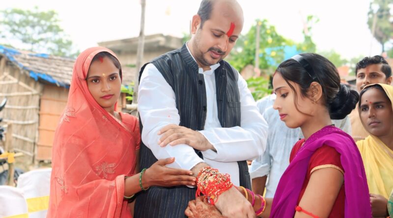 समस्तीपुर विधायक को सैकड़ों महिलाओं ने बांधी राखी, महिला सम्मान और सुरक्षा का दिलाया संकल्प, बोले - बहनों की रक्षा मेरी प्राथमिकता 1 IMG 20250809 WA0119