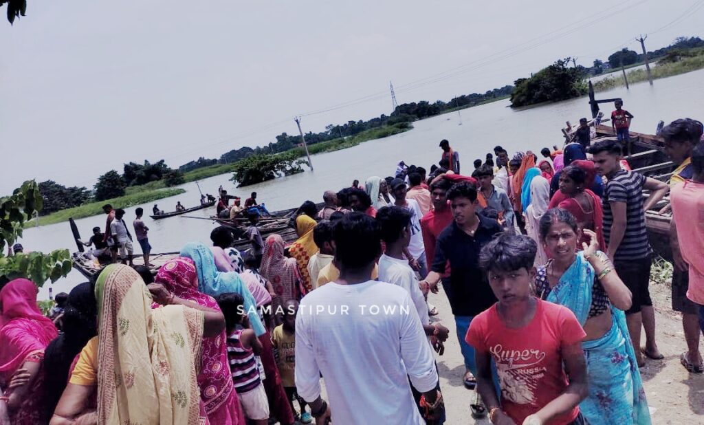 समस्तीपुर: वाया नदी में स्नान के दौरान तीन युवक डूबे, एक लापता, वहां से गुजर रही महिला ने जान जोखिम में डाल दो को बचाया 1 IMG 20250811 WA0115 1