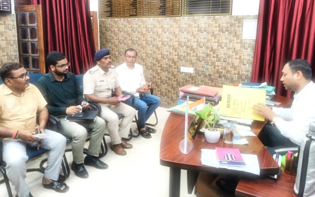 समस्तीपुर में ट्रैफिक की समस्या को लेकर सदर SDO ने अधिकारियों के साथ की बैठक, जाम से निजात दिलाने को दिया टास्क 1 IMG 20250811 WA0218