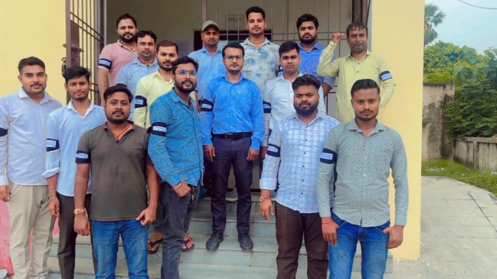 समस्तीपुर: संविदा कर्मियों ने काली पट्टी लगा किया काम, जताया विरोध 1 IMG 20250812 WA0053