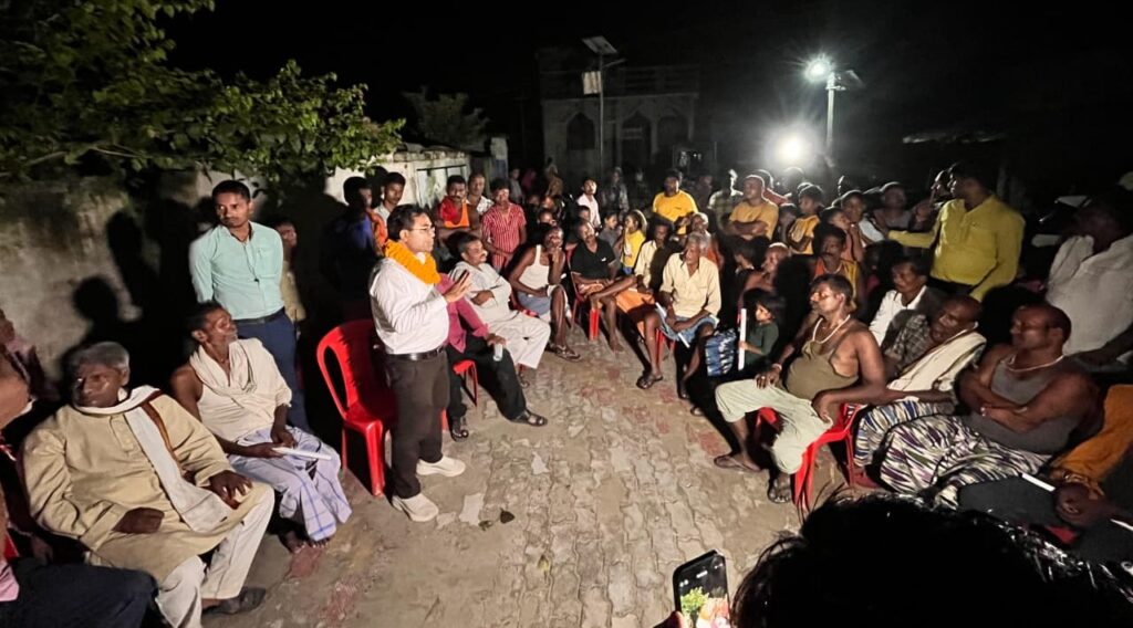 समस्तीपुर विधानसभा क्षेत्र के पुनास में डॉ. मनोज कुमार सिंह ने चलाया जनसंपर्क अभियान 1 IMG 20250813 WA0106