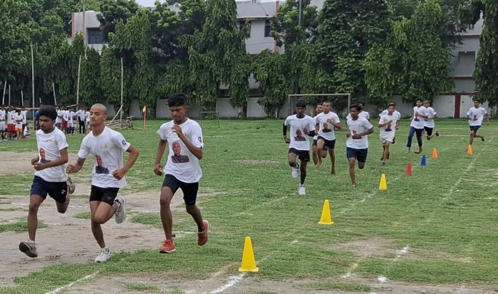 समस्तीपुर में चल रहे जिला स्तरीय मशाल प्रतियोगिता के तीसरे दिन फुटबॉल में समस्तीपुर प्रखंड की टीम बनी चैंपियन 1 IMG 20250814 WA0010