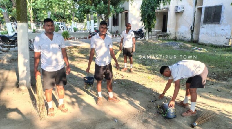 समस्तीपुर पुलिस लाइन में नवनियुक्त सिपाहियों ने चलाया स्वच्छता अभियान 1 IMG 20250817 WA0267