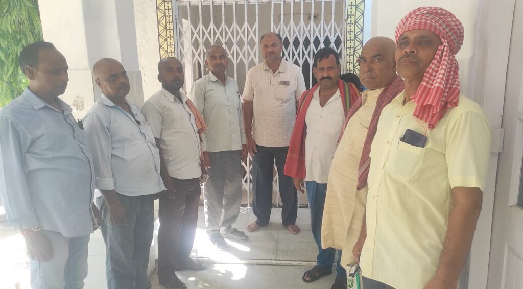 अस्पताल प्रशासन के खिलाफ मानदेय भुगतान को लेकर वैक्सीन टीकाकरण कुरियर कर्मियों का प्रदर्शन 1 IMG 20250820 WA0008