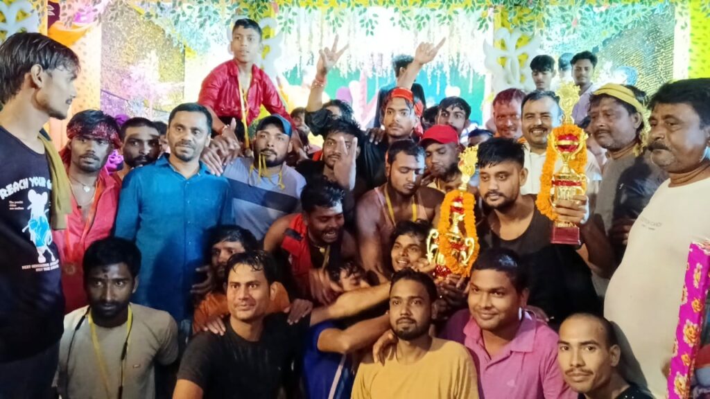 मटका फोड़ प्रतियोगिता; कृष्ण जन्मोत्सव पर युवाओं का दिखा दम, दलसिंहसराय की टीम को मिली कामयाबी 1 IMG 20250820 WA0030