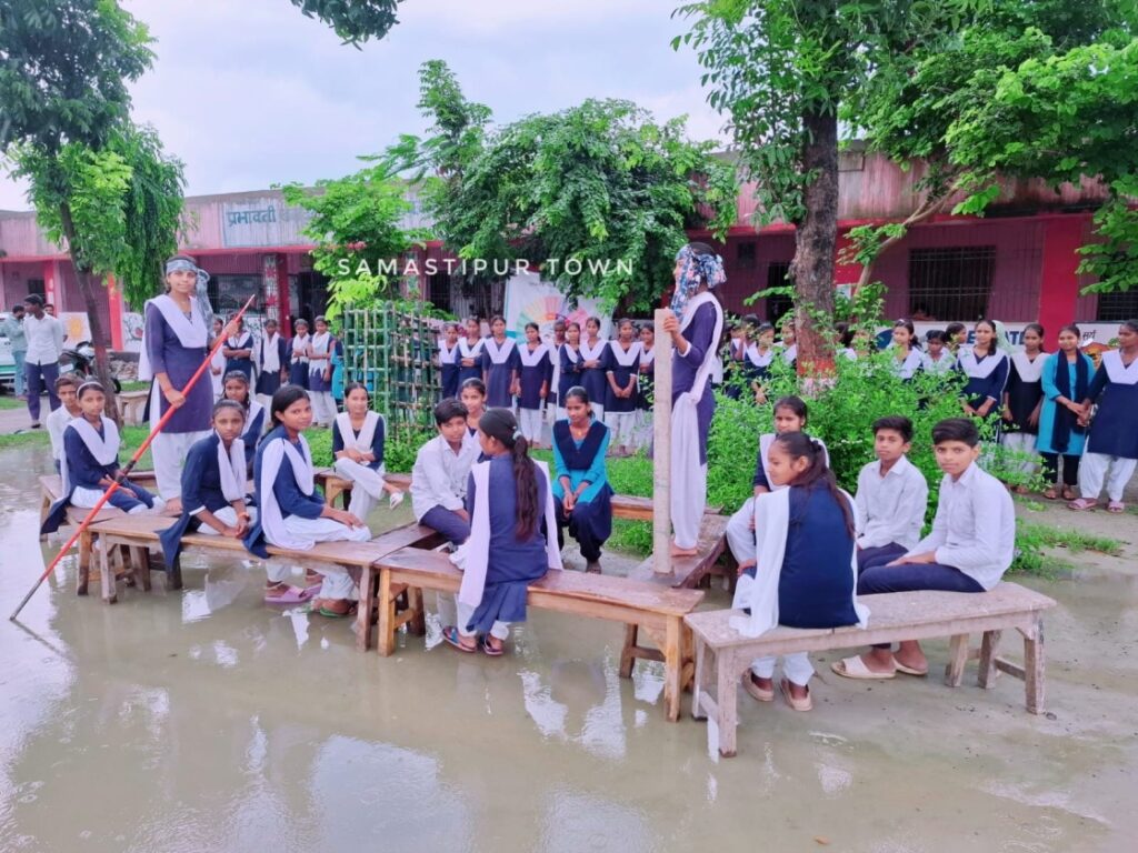 समस्तीपुर के इस स्कूल में 'सुरक्षित शनिवार' कार्यक्रम के दौरान बच्चों को दी गई पानी में डूबने से बचाव की जानकारी 1 IMG 20250823 WA0088