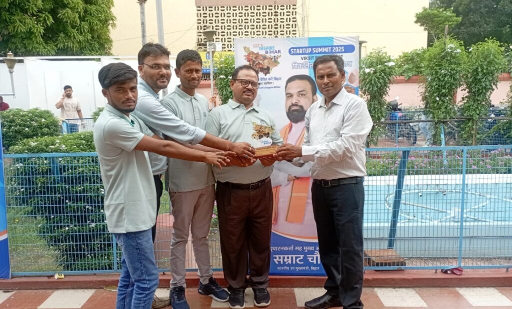 गाँव की महिलाएँ बनीं आत्मनिर्भरता की मिसाल, मोरंग देश अगरबत्ती को पटना में मिला सम्मान 1 IMG 20250824 WA0062
