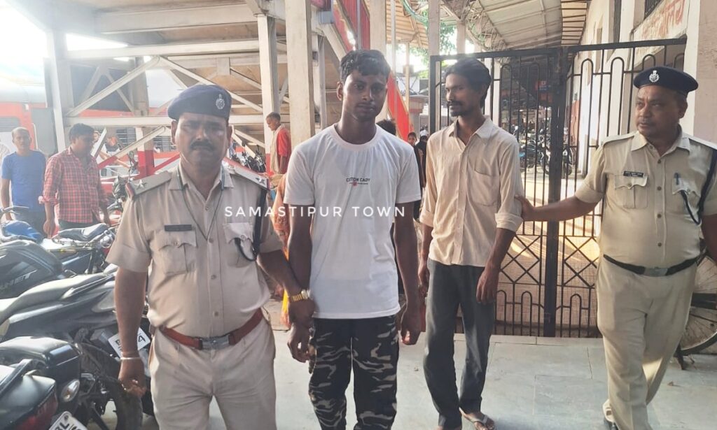 समस्तीपुर RPF का धरपकड़ अभियान, ट्रेन में अनावश्यक चैन पुलिंग करते दो गिरफ्तार, सादे लिबास में तैनात टीम ने दबोचा 1 IMG 20250825 WA0198