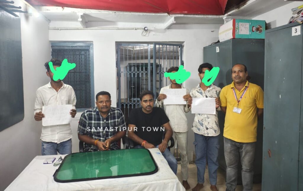 समस्तीपुर RPF ने इंटरसिटी एक्सप्रेस में शीशा तोड़ते तीन को रंगेहाथों पकड़ा 1 IMG 20250828 WA0109