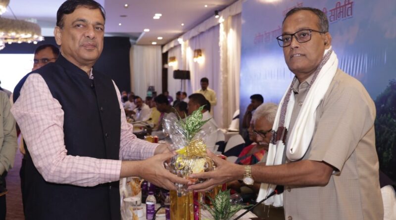 ZRUCC के सदस्य कृष्ण कुमार ने क्षेत्रीय रेल उपयोगकर्ता परामर्शदात्री समिति की बैठक में यात्री सुविधाओं से संबंधित विभिन्न मांगे रखी 1 IMG 20250829 WA0034