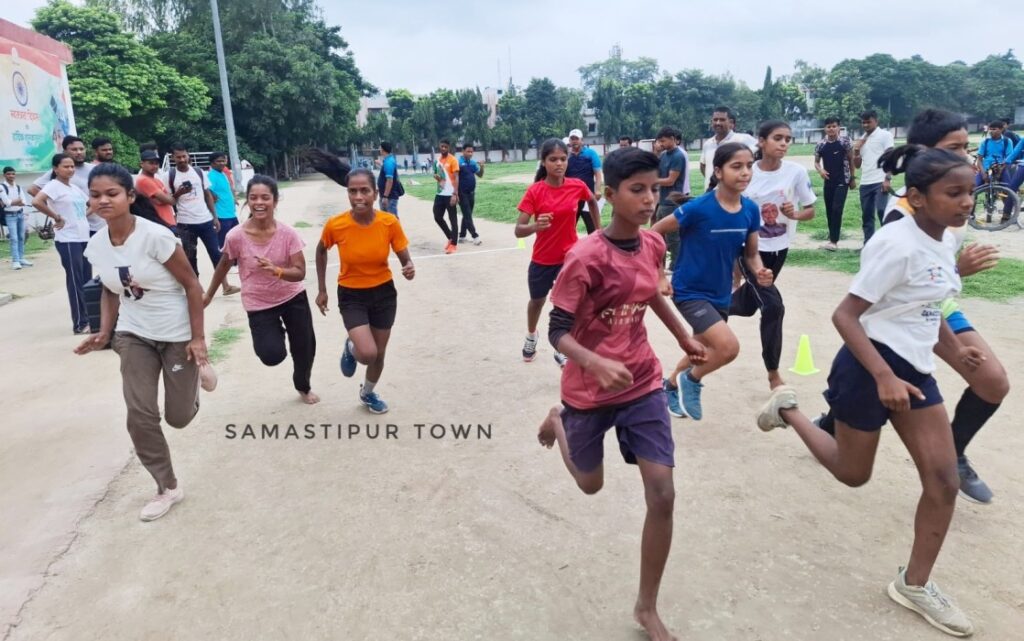 समस्तीपुर में खेल दिवस पर खिलाड़ियों ने ली फिट इंडिया की शपथ, हुई प्रतियोगिता 1 IMG 20250829 WA0072