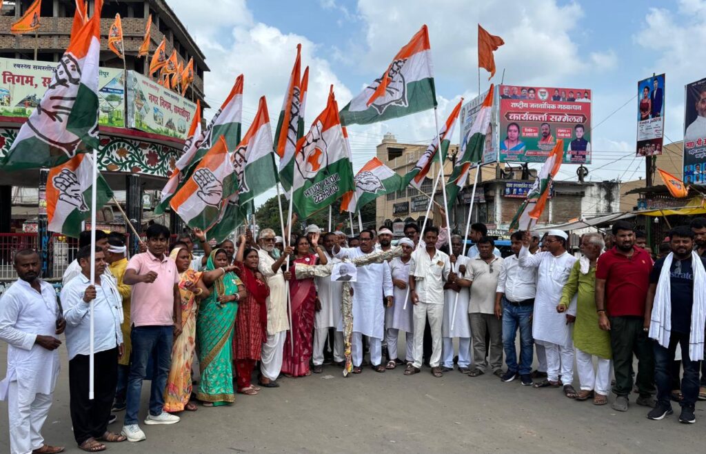 कांग्रेस मुख्यालय सदाकत आश्रम पर तोड़-फोड़ के बाद समस्तीपुर में BJP के खिलाफ विरोध प्रदर्शन, PM का फूंका पुतला 1 IMG 20250830 WA0200