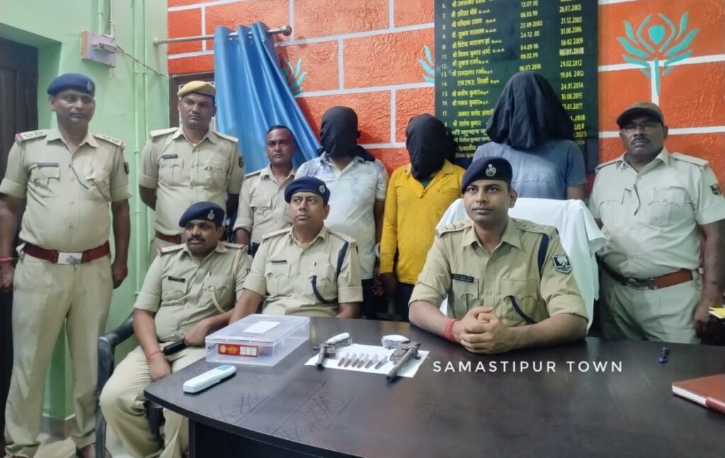 पुलिस ने विक्रम गिरी ह'त्याकांड का किया खुलासा, तीन बदमाश दो देशी कट्टा व छह जिंदा कारतूस के साथ गिरफ्तार 1 IMG 20250831 WA0087