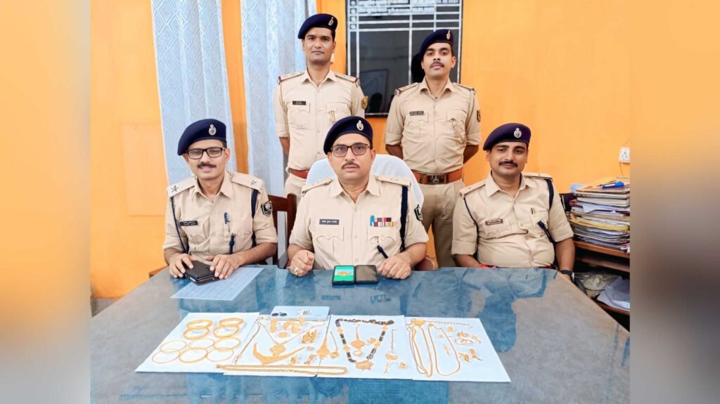 तीन गिरोहों ने मिलकर की थी बैंक आफ महाराष्ट्र में डकैती, समस्तीपुर पुलिस ने बोरिंग के पास जमीन में गड़े सोने को ऐसे ढूंढ निकाला 1 Picsart 25 08 09 22 28 26 971