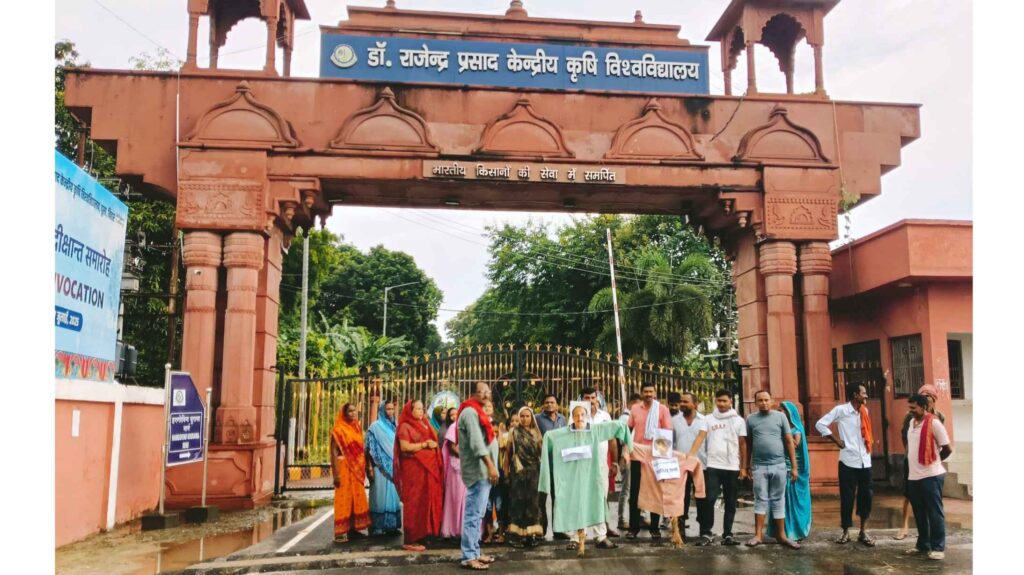 अनुकंपा आश्रितों ने विश्वविद्यालय में निकाला मार्च, विरोध में किया पुतला दहन 1 Picsart 25 08 13 22 47 32 795