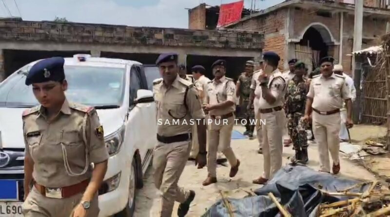 DGP के आदेश पर रोसड़ा में पीड़िता के घर पहुंचीं DIG डाॅ. स्वप्ना गौतम मेश्राम ने की जांच, समस्तीपुर SP भी रहे मौजूद 1 VID 20250802 WA0004