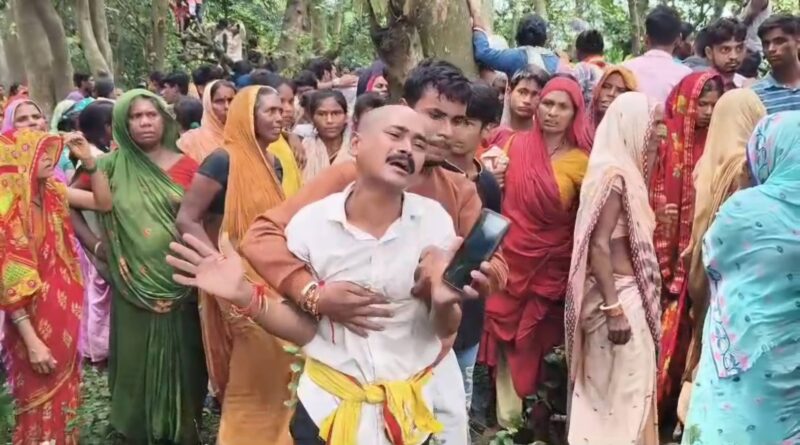 कोचिंग जा रही छात्रा की गोली मारकर हत्या से सनसनी, निजी स्कूल के शिक्षक पर लगा आरोप, गांव में तनाव का माहौल, पहुंचीं कई थानों की पुलिस 1 VID 20250811 WA01241