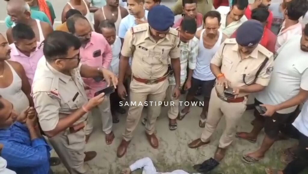 जितवारपुर में बांध किनारे मिला अधिवक्ता का शव, हार्ट अटैक से मौ'त की आशंका 1 VID 20250822 WA0057