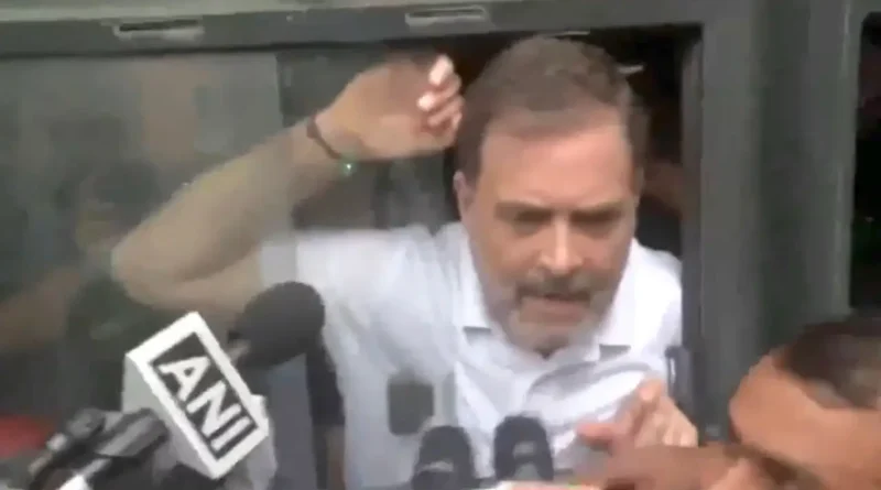 वोटर वेरिफिकेशन के खिलाफ विपक्ष का मार्च, राहुल-प्रियंका हिरासत में, अखिलेश यादव ने बैरिकेडिंग फांदी 1 Videoshot 20250811 144116