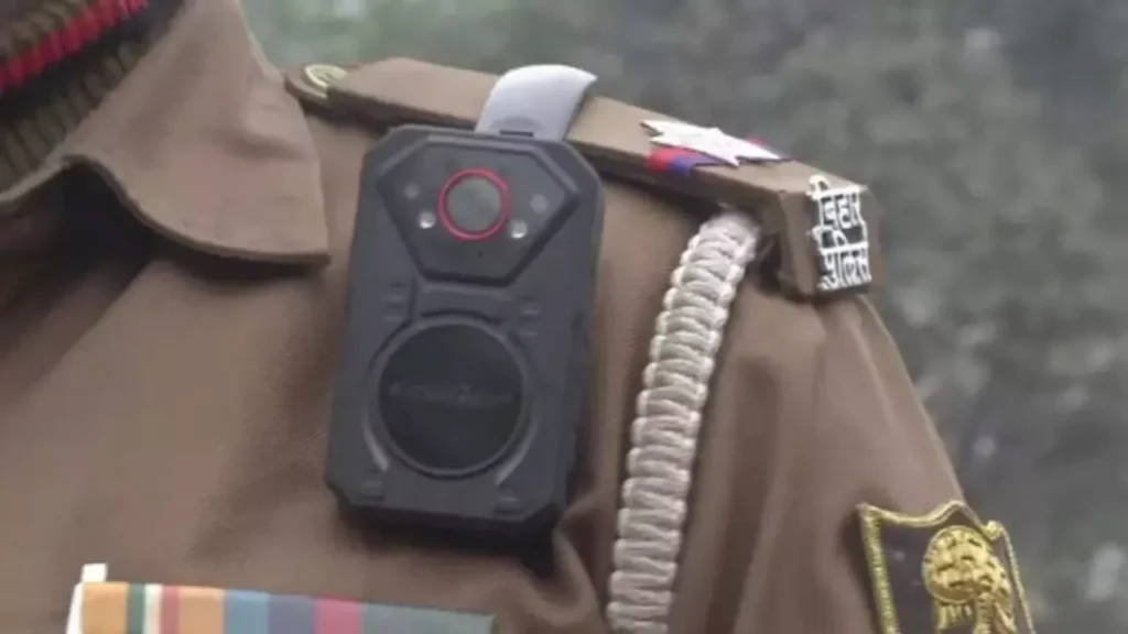 सावधान! बिहार में ट्रैफिक पुलिस वालों के वर्दी पर लगा होगा कैमरा, ये गलती की तो खुद कट जाएगा चालान 1 body worn camera