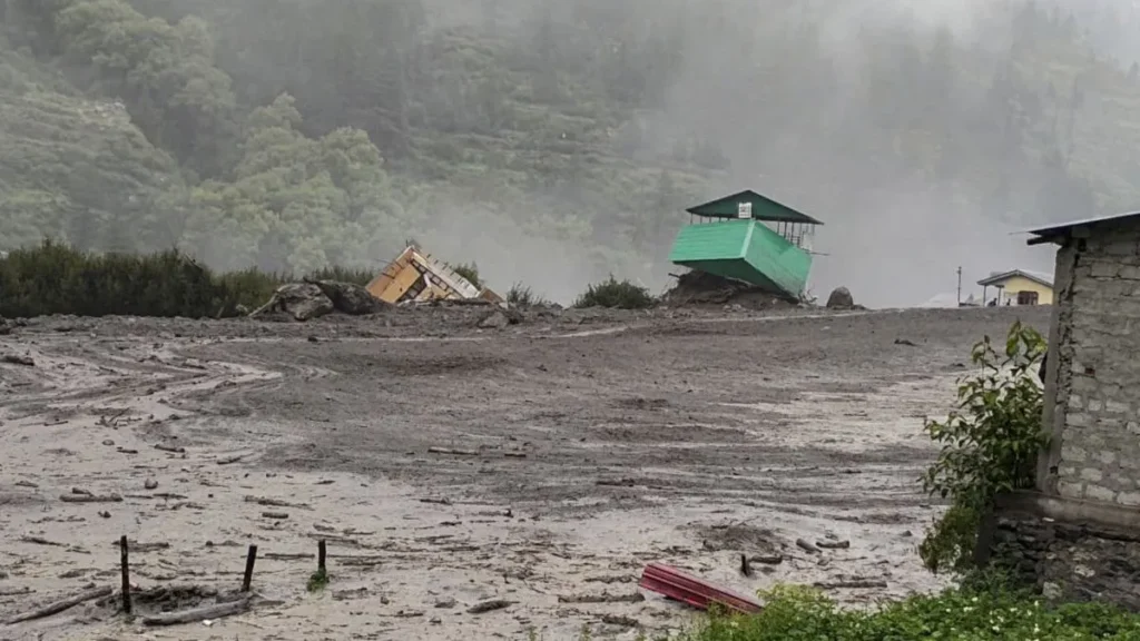 जम्मू-कश्मीर में देर रात फिर फटा बादल, रामबन में 3 लोगों की मौ'त; कई लापता 1 cloudburst 5 1756520602