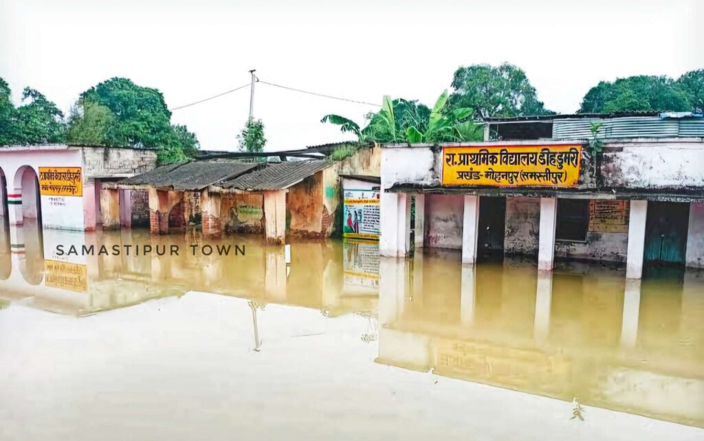 बाढ़ की विभीषिका से शिक्षा व्यवस्था पर बड़ा असर, जिले के तीन प्रखंडों के 57 विद्यालयों में घुसा बाढ़ का पानी, पठन-पाठन ठप 1 images 3