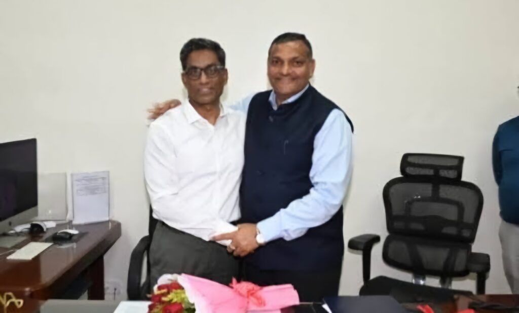 बिहार के नए मुख्य सचिव प्रत्यय अमृत ने संभाला पदभार; अमृतलाल मीणा ने कुर्सी पर बैठाया 1 images 44