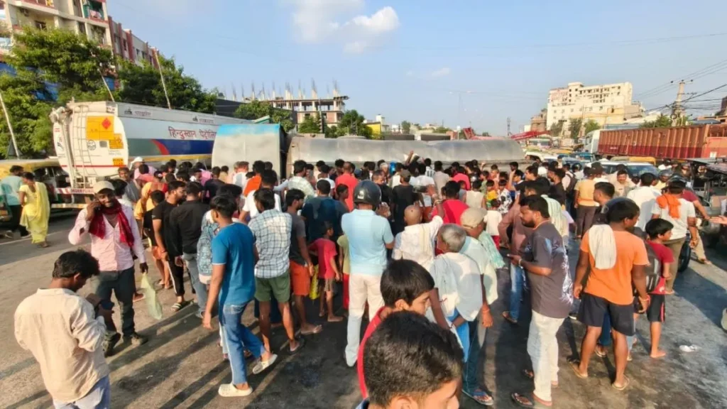 पटना में सड़क पर पलटा मिल्क टैंकर; दूध लूटने की मची होड़, बाल्टी-बोतल लेकर पहुंचे लोग 1 06 09 2025 patna road accident 3 24037979