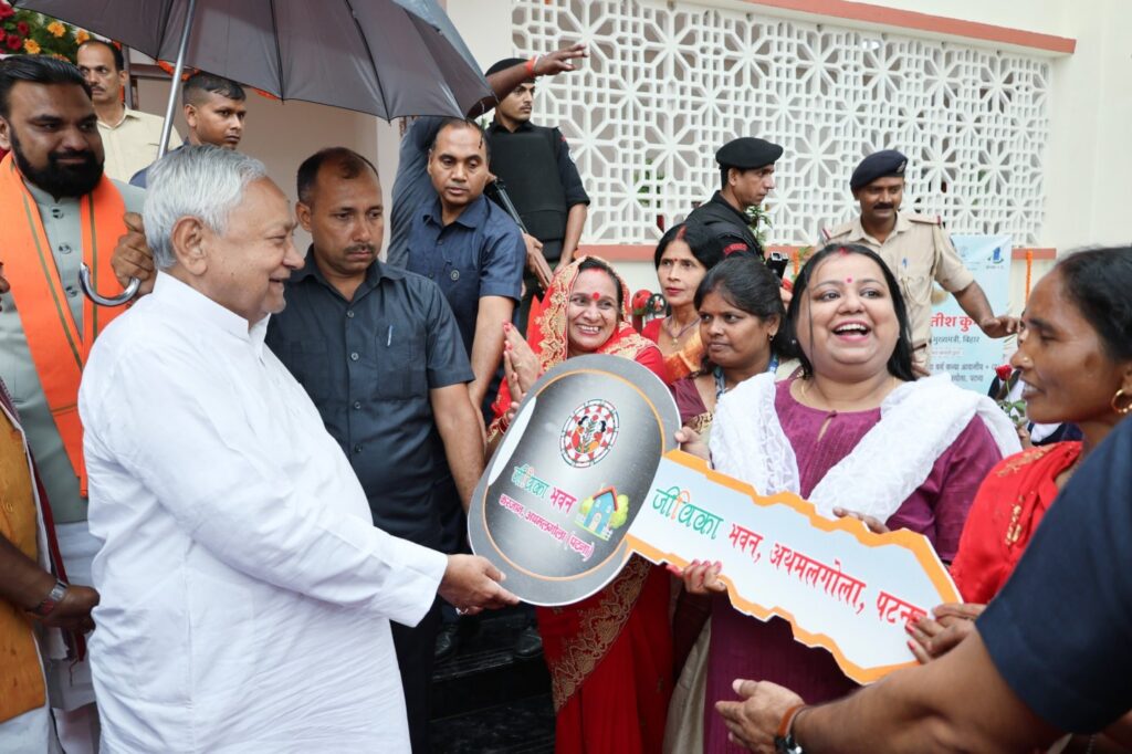 10 हजार लेना है तो जीविका दीदी समूह से जुड़ना होगा, नीतीश की महिला रोजगार योजना का पहला नियम 1 20250901 215738