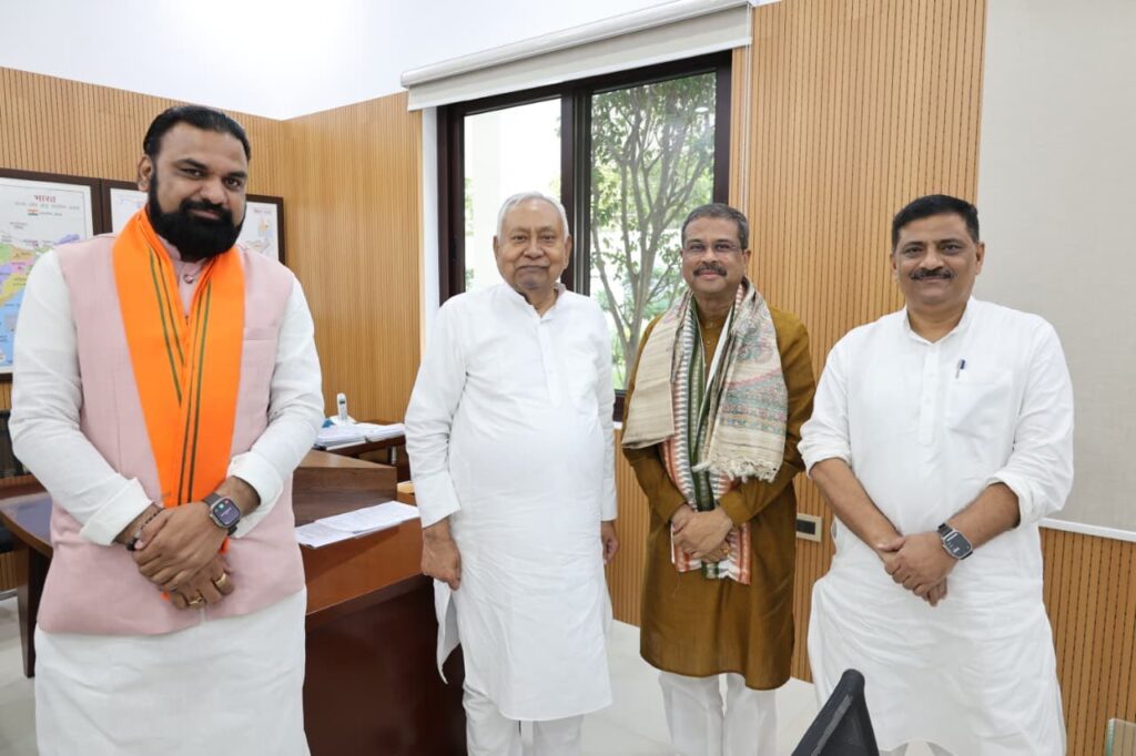 बिहार चुनाव: NDA में सीट शेयरिंग की हलचल! चुनाव प्रभारी बनते ही नीतीश से मिले धर्मेंद्र प्रधान 1 20250928 134728