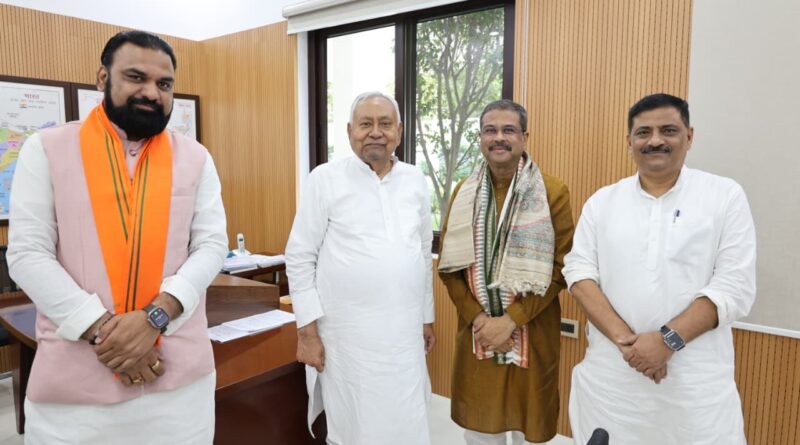 बिहार चुनाव: NDA में सीट शेयरिंग की हलचल! चुनाव प्रभारी बनते ही नीतीश से मिले धर्मेंद्र प्रधान 1 20250928 134728