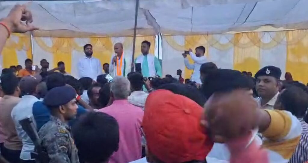 बिहार कांग्रेस अध्यक्ष का अपने घर में ही विरोध, कुटुंबा में लगे राजेश कुमार मुर्दाबाद के नारे 1 20250928 173022