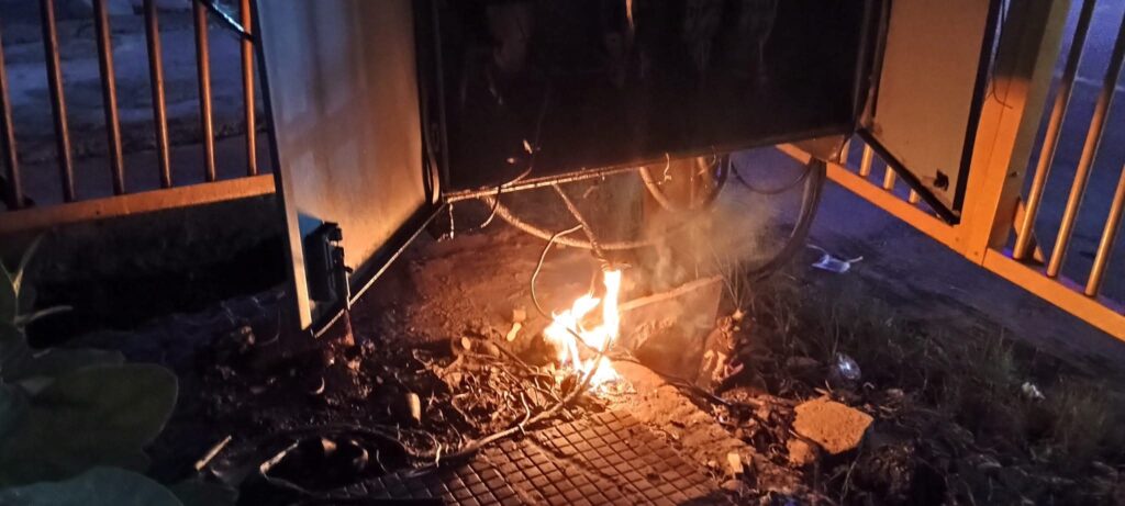 मोहनपुर रोड में ओवरलोड के कारण ट्रांसफार्मर के केबल में लगी आग, लोगों ने बालू फेंक बुझाई लपटें 1 FB IMG 1756742179542