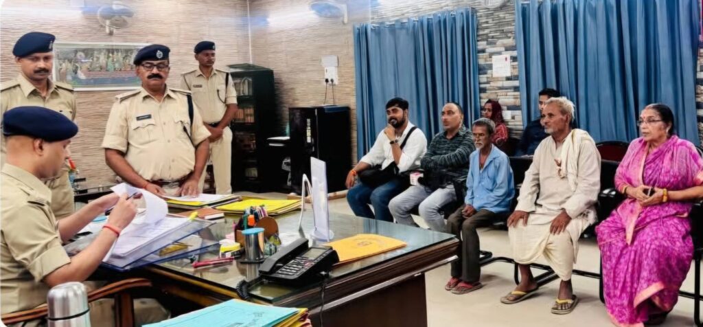 समस्तीपुर SP के जनता दरबार में जिले के अलग-अलग थाना क्षेत्रों से पहुंचे 29 फरियादी 1 FB IMG 1757329379886