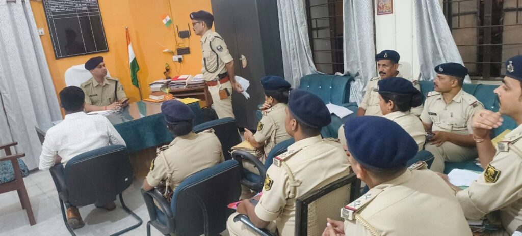 समस्तीपुर नगर थाना में लंबित कांडों की समीक्षा, SP ने दिए त्वरित निष्पादन के निर्देश 1 FB IMG 1758162960802