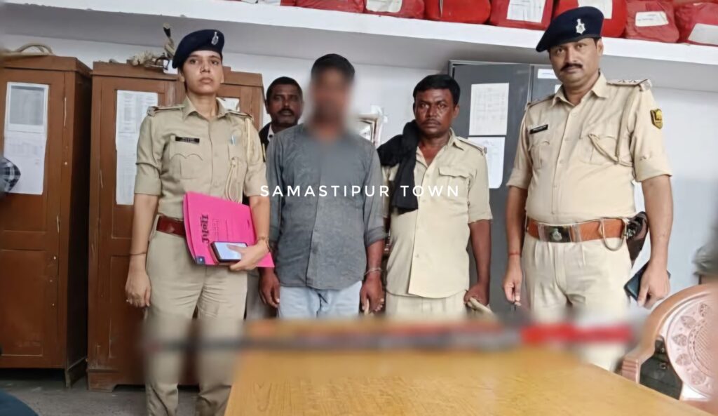 शराब मामले में छापेमारी करने पहुंची समस्तीपुर पुलिस ने राइफल के साथ युवक को किया गिरफ्तार, भेजा गया जेल 1 FB IMG 1758538191493