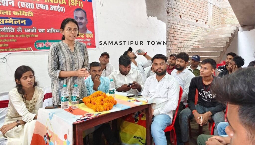विभूतिपुर में शिक्षा एवं संविधान पर SFI का एक दिवसीय सेमिनार आयोजित, मुख्य वक्ता के रूप में पहुंची JNU छात्र संघ की पूर्व अध्यक्ष 1 FB IMG 1758776791168