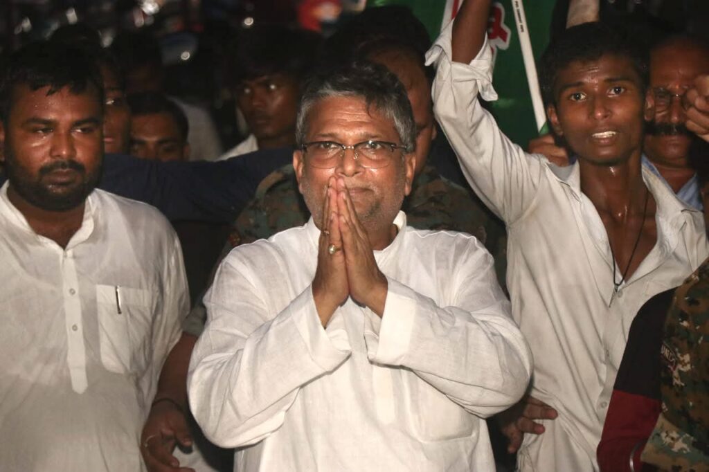 RJD विधायक आलोक मेहता की अपने क्षेत्र में हूटिंग, भड़के लोग बोले- लालटेन के नाम पर कलंक हैं 1 FB IMG 1759026715050