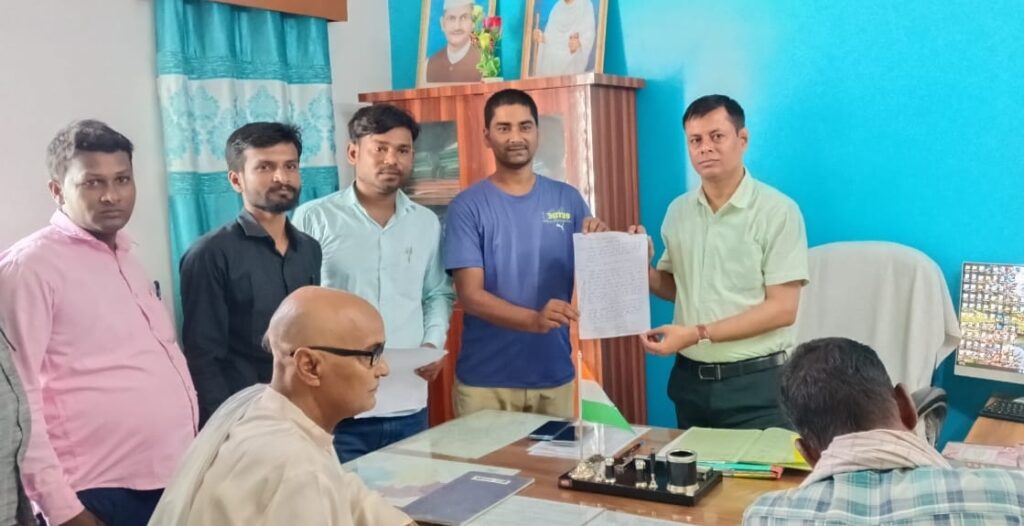 खानपुर प्रखंड के 19 पंचायतों में स्वच्छता कर्मियों की अनिश्चितकालीन हड़ताल शुरू, साफ-सफाई का कार्य पूरी तरह ठप 1 IMG 20250901 WA0071