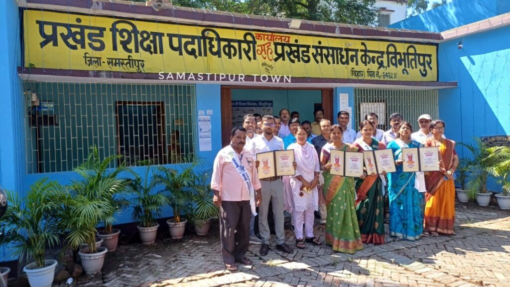 शिक्षक दिवस पर विभूतिपुर में उत्कृष्ट शिक्षकों को किया गया सम्मानित 1 IMG 20250905 WA0181