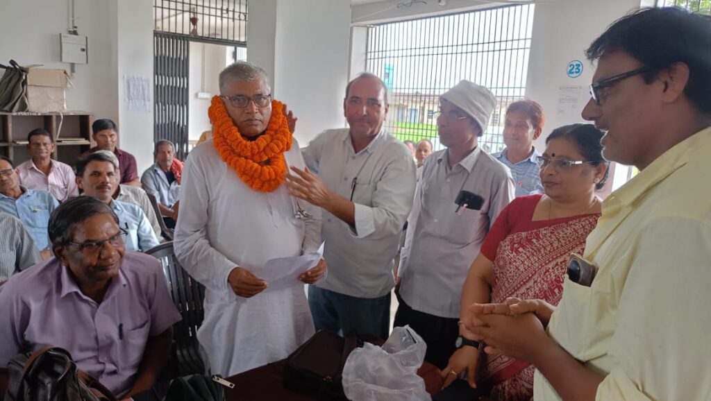 प्रोफेसर रेवती रमन यादव बने संत कबीर महाविद्यालय के शिक्षक प्रतिनिधि 1 IMG 20250912 WA0138