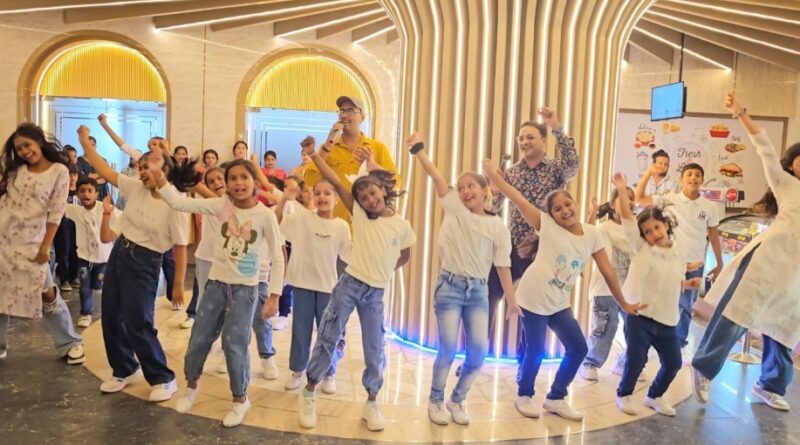 समस्तीपुर में वोटिंग अवेयरनेस के लिए फ्लैश मॉब का आयोजन, गीत और नृत्य के जरिए लोगों को समझाया गया मतदान का महत्व 1 IMG 20250916 WA0122